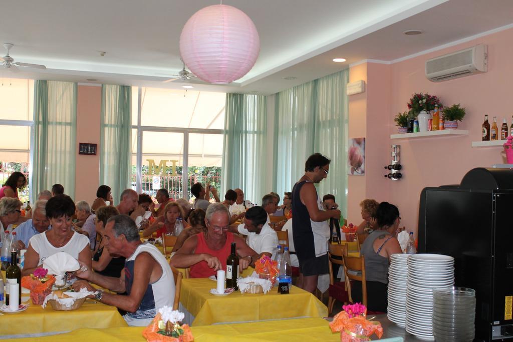 Hotel Madrid กัตตอลิกา ภายนอก รูปภาพ