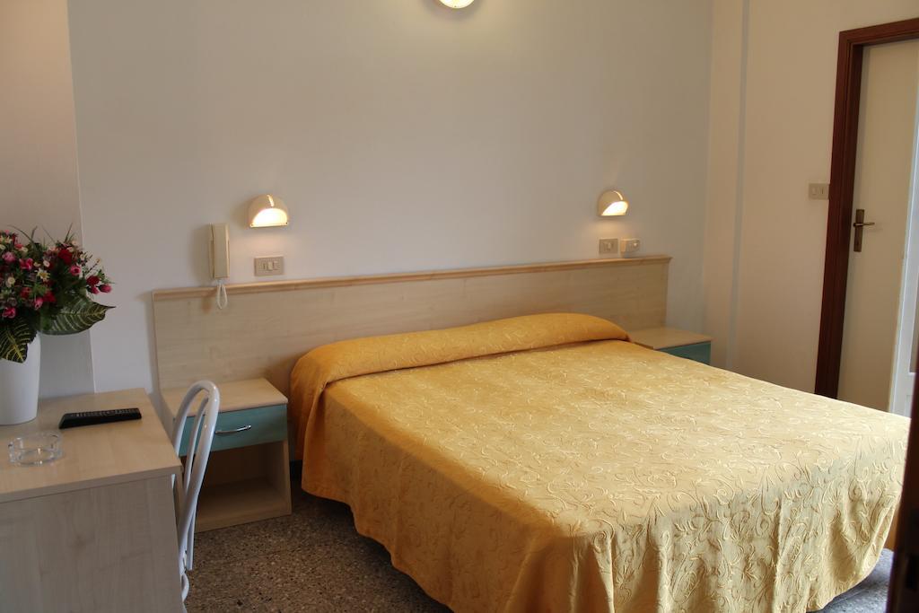 Hotel Madrid กัตตอลิกา ห้อง รูปภาพ