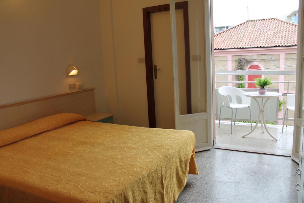 Hotel Madrid กัตตอลิกา ห้อง รูปภาพ
