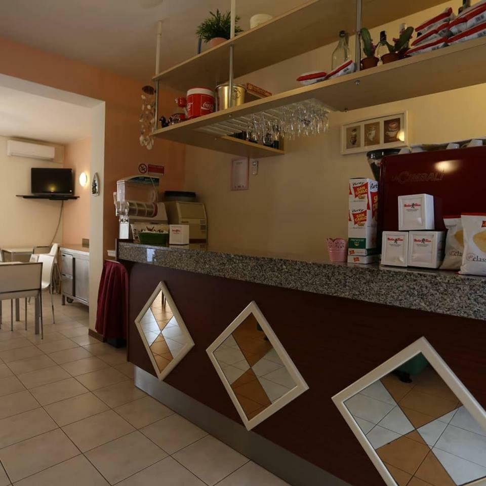 Hotel Madrid กัตตอลิกา ภายนอก รูปภาพ